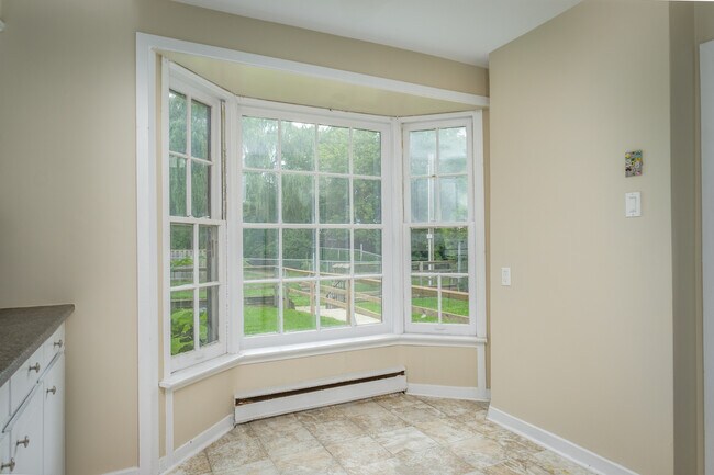 Building Photo - THREE BEDROOM-1.5 BATH TOWNHOME IN NORTH LONDON
