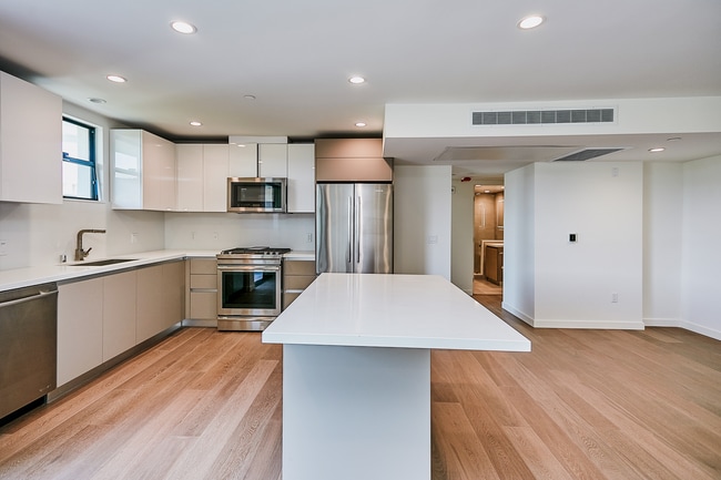 Building Photo - 328 N Maple Dr