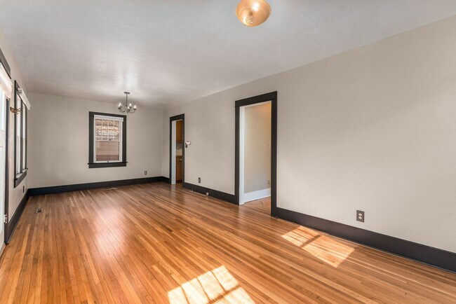 Building Photo - 526 E Pitkin St