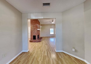 Building Photo - 911 Teakwood Ln