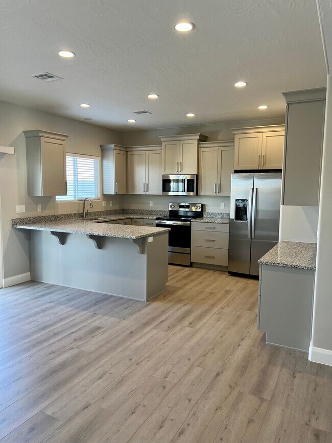 Foto del edificio - This beautiful like new 3-bedroom, 2.5-bathroom townhome in great location!