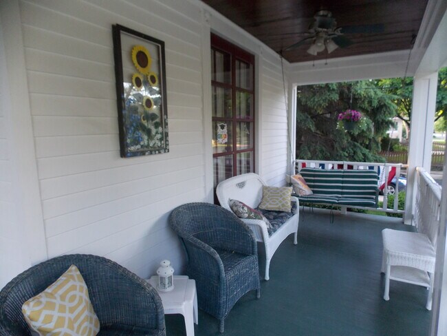 Shared Common Space Porch - 526 Bonnie Brae Pl