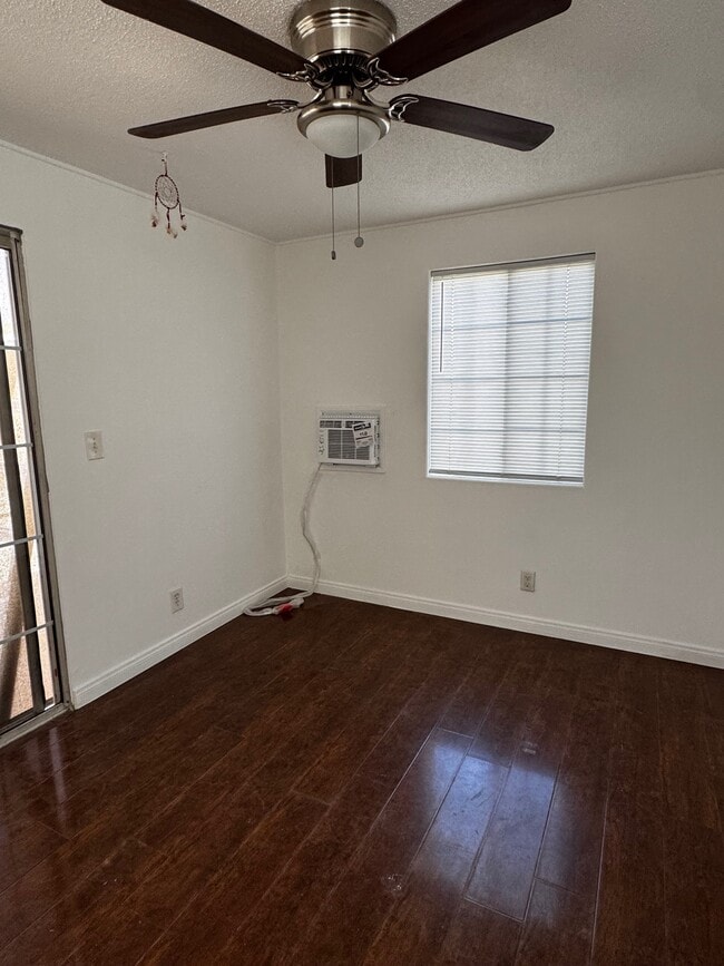 Dormitorio - 11041 Leadwell St