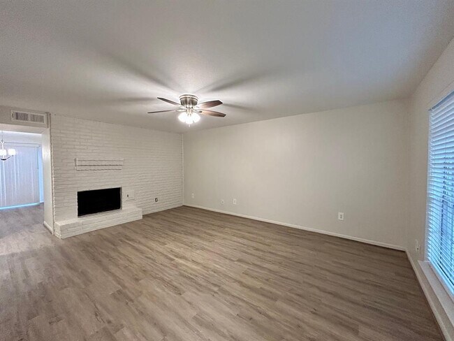 Foto del edificio - 1493 Springrock Ln