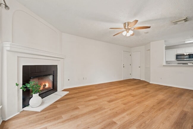 Building Photo - 8051 Bay Branch Dr