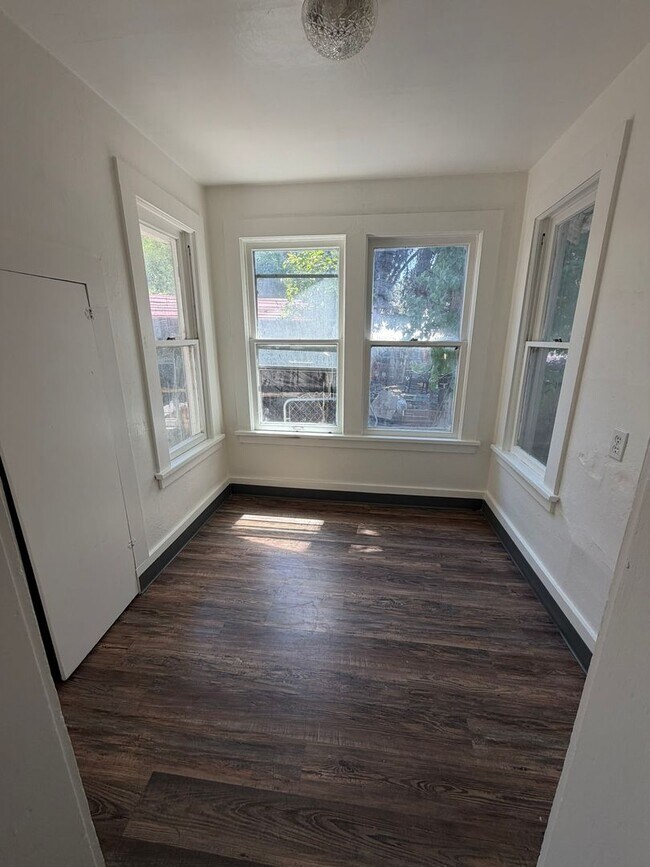 Building Photo - Newly Renovated 2 Bedroom, 1 Bathroom Home