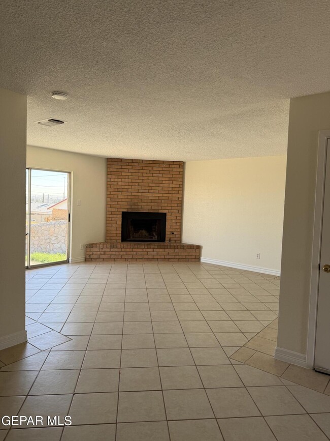 Building Photo - 8916 Leo St