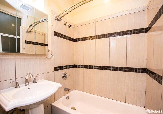 Foto del edificio - 4927 California St