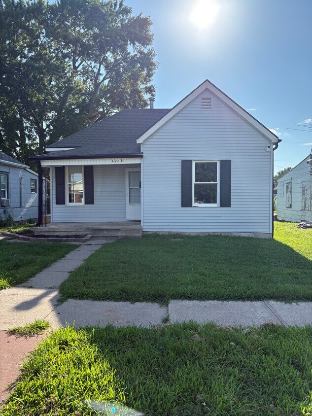 Foto principal - 6216 Carnegie St