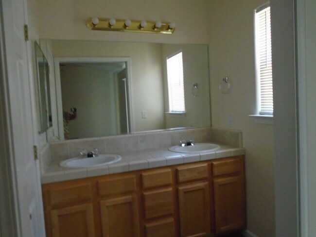 Foto del edificio - NEAR SEVEN OAKS! SPECIAL $2897.50 MOVES YO...