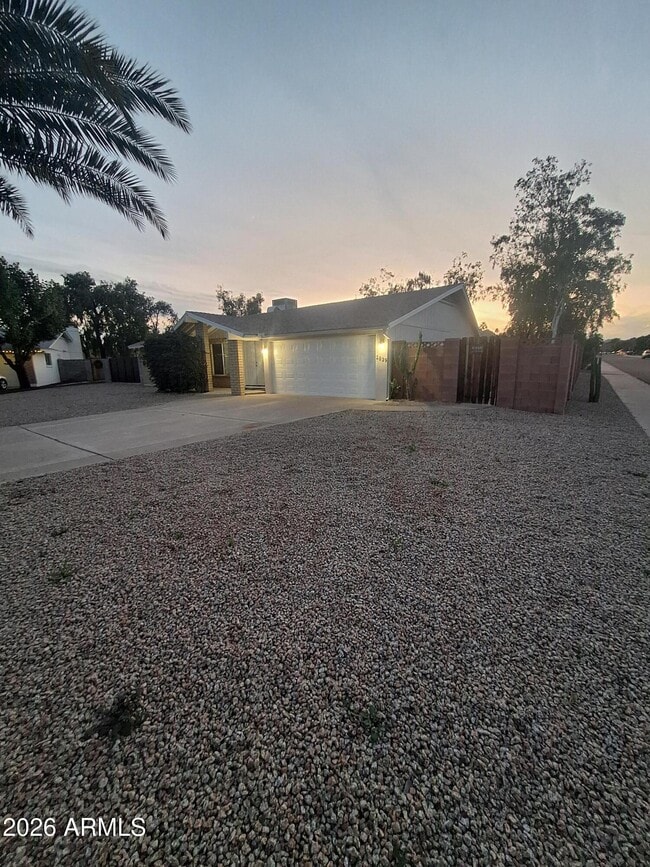 Building Photo - 2839 E Altadena Ave