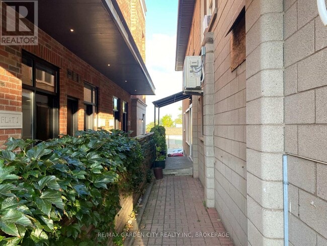 Building Photo - 1419 Pelham St