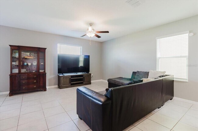 Foto del edificio - 17156 Yellow Pine St