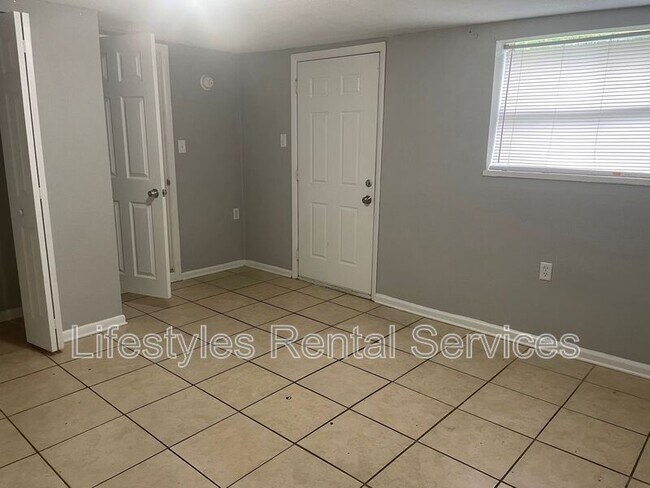 Building Photo - 4831 Redstone Dr