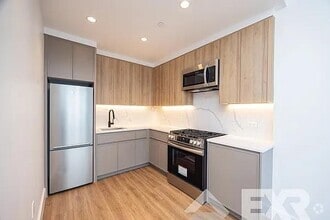 Building Photo - 2230 Cropsey Ave