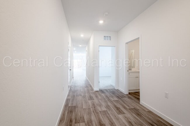 Foto del edificio - 4 Bedroom/2 Bath Home with Paid Solar in the Southwest - $2650 Per Month!