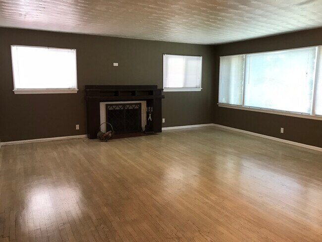 Living room - 5361 Inglewood Blvd