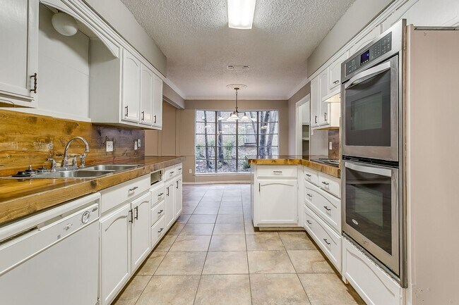 Building Photo - Spacious Home in great location!