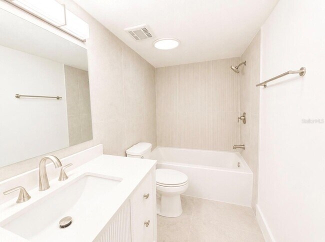 Foto del edificio - 200 Country Club Dr