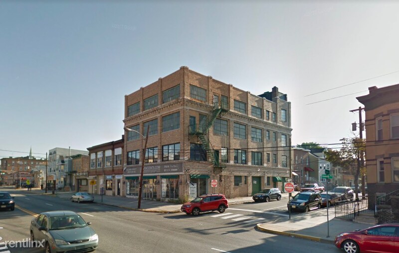 Primary Photo - 220 Bowers St