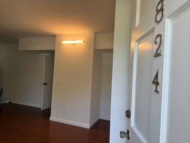 Foto del edificio - 824 Linbard Ln