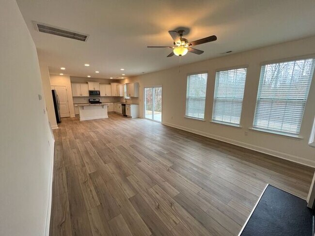 Building Photo - LIKE NEW 4 Bedroom Home w/ Ground Floor Be...