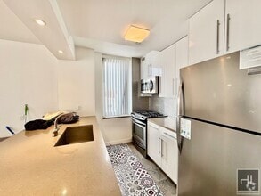 Building Photo - Large 2 bed 2 bath with two private outdoo...