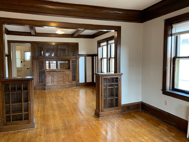 Building Photo - 2910 James Ave S