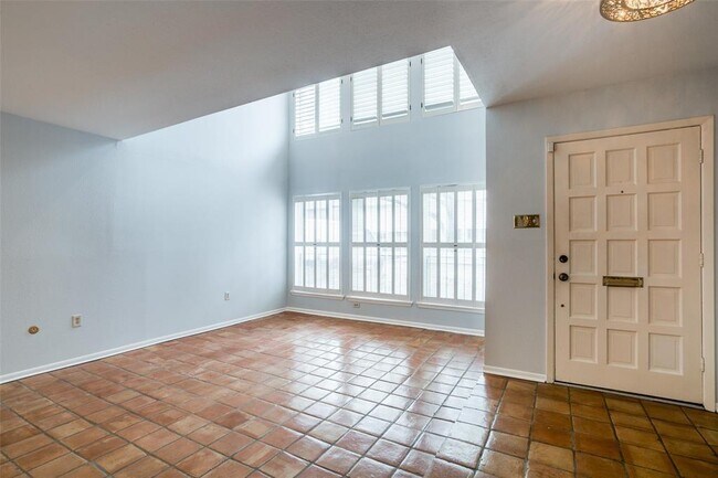 Building Photo - 8934 Chatsworth Dr