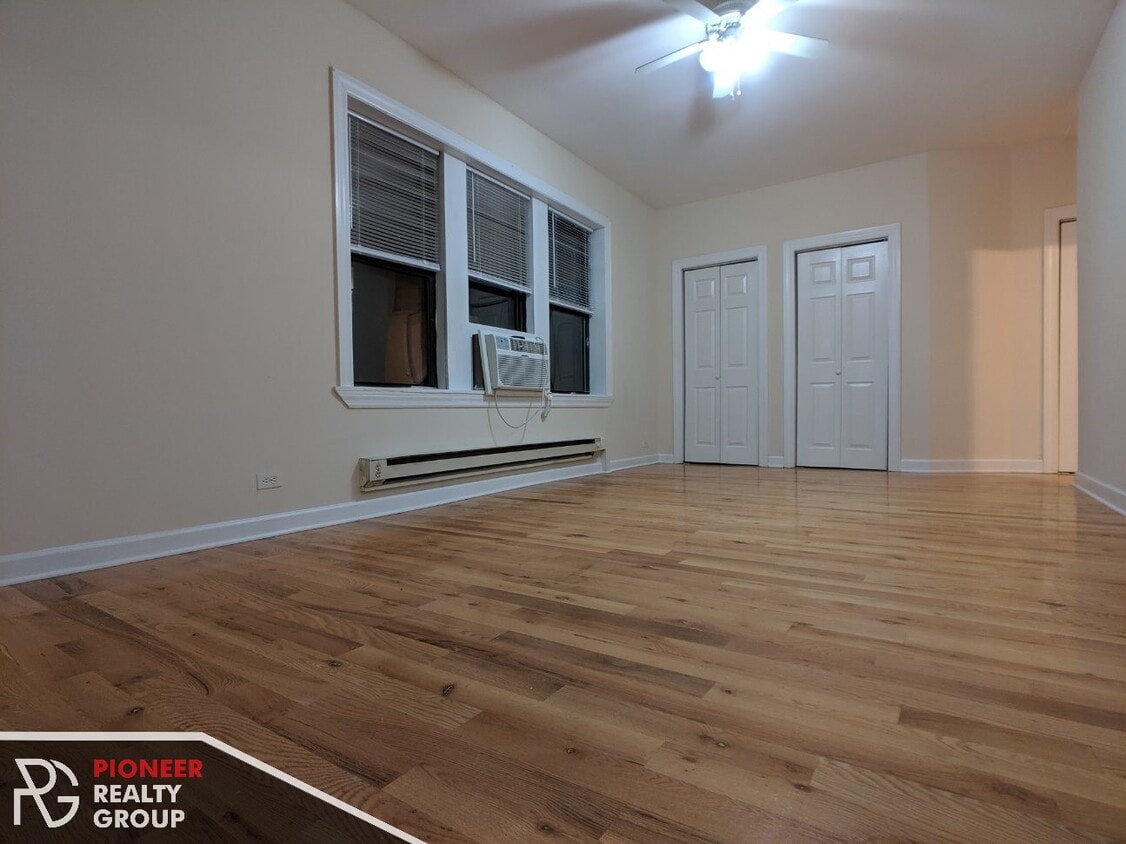 Primary Photo - 3721 N Pine Grove Ave