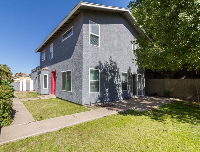 Building Photo - 4 Bed 2.5 Bathroom with huge backyard near University & Val Vista area Greenfield Park community