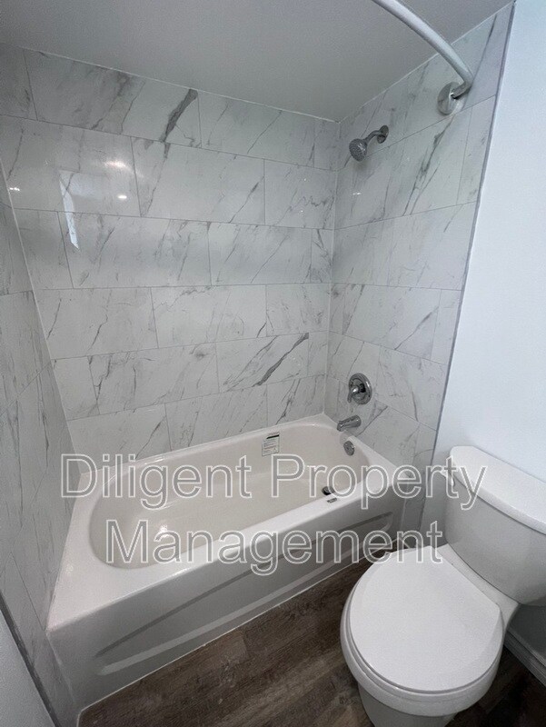 Building Photo - 786 Snelgrove Rd