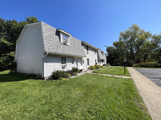 Building Photo - Available Now! 2 bed 1.5 Bath Townhome in ...