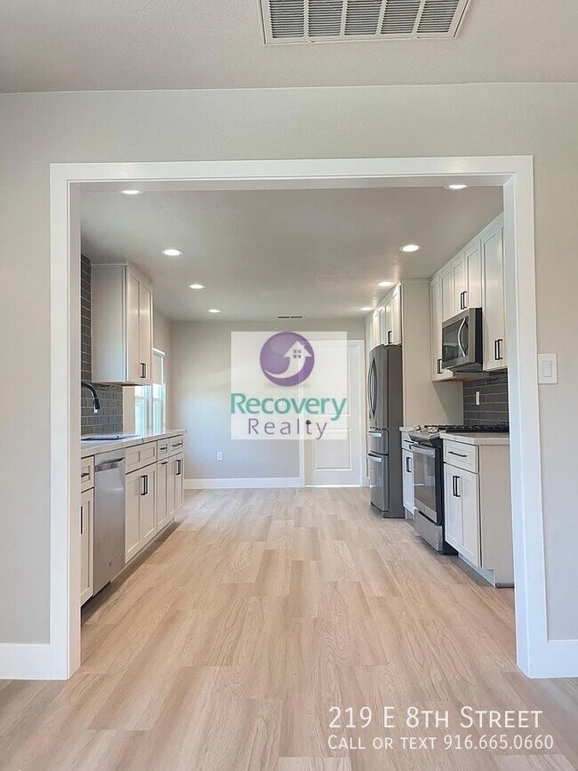 Foto del edificio - 219 E 8th St