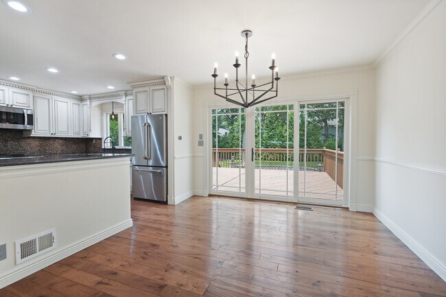 Building Photo - 3 N Oak Ct