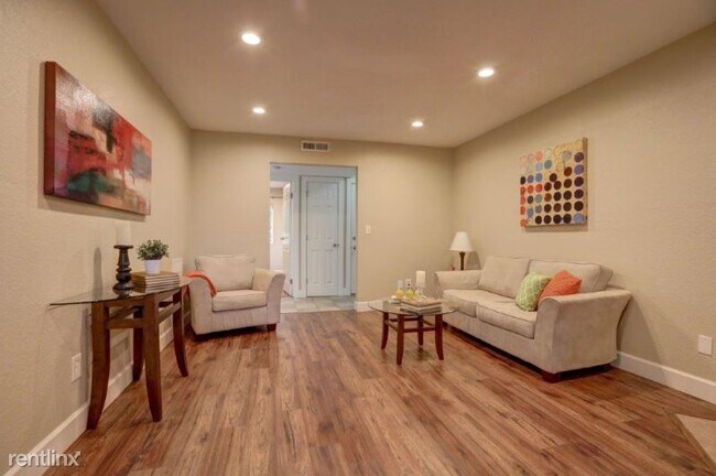Building Photo - 14020 Juanita Dr NE