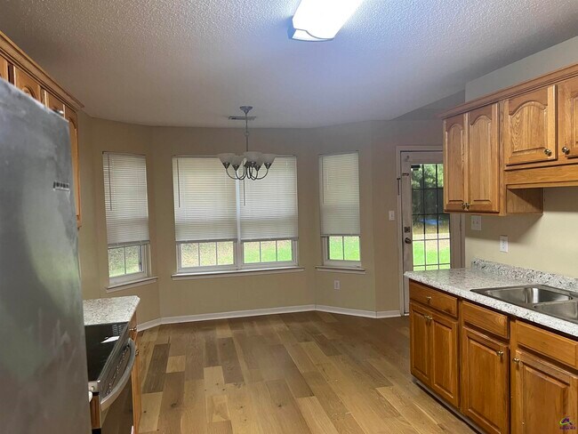 Building Photo - 208 Camelot Pl