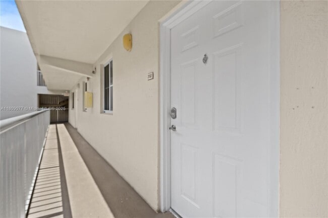 Foto del edificio - 6135 NW 186th St