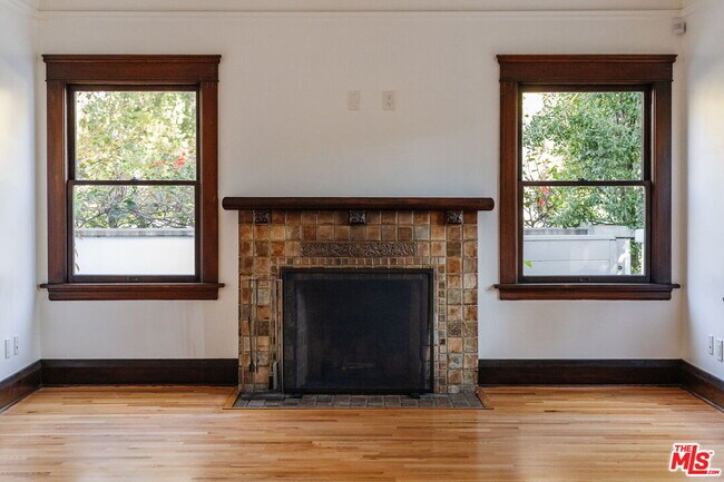 Foto del edificio - 2027 Canyon Dr