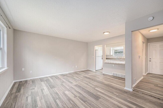 Foto del edificio - 221 N Oak Dr