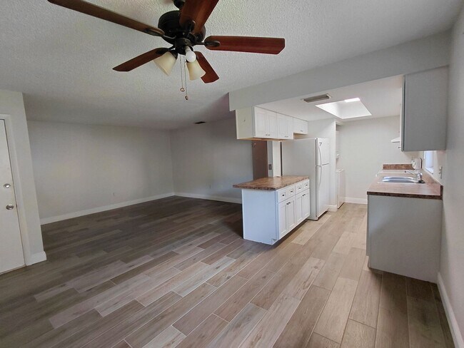 Building Photo - 5004 Chiquita Blvd S