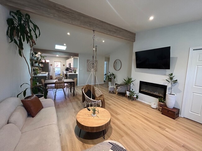 Foto del edificio - 1347 E Parkway Dr