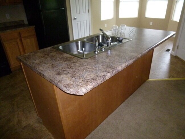 Foto del edificio - Open Concept 4 Bedroom Home & PETS WELCOME!!!