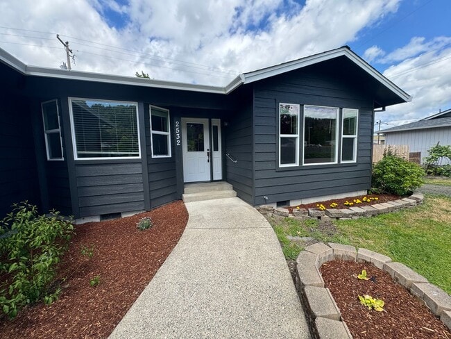 Building Photo - Updated 3 bedroom house