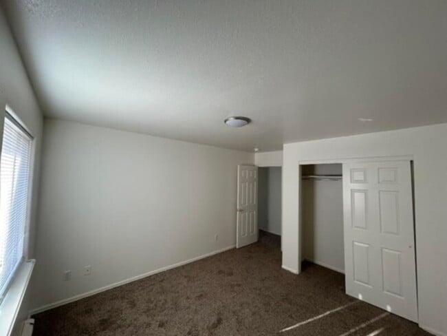 Foto del edificio - New Paint and Flooring Throughout!!