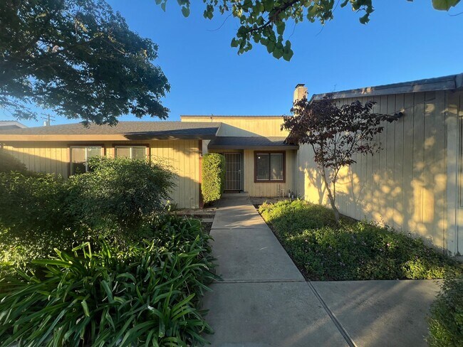 Foto del edificio - Single story home located in Lakewood Elementary School District!