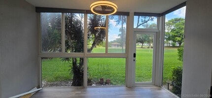 Building Photo - 3300 N Palm Aire Dr