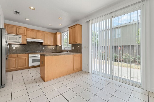 Building Photo - Spacious 3 Bedroom/2.5 Bath Home