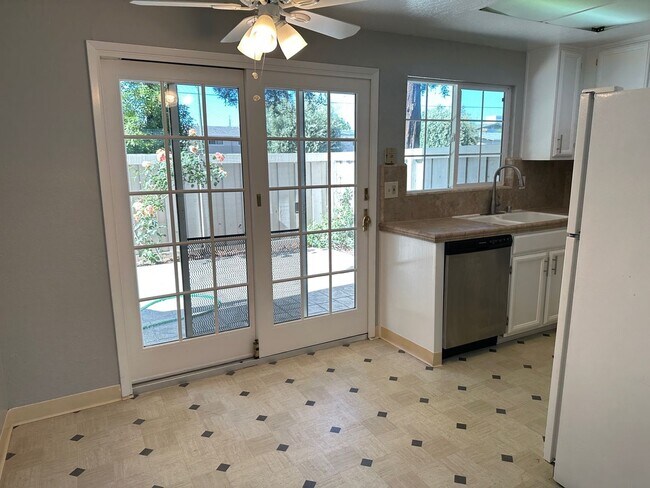 Foto del edificio - Beautifully updated 2 bedroom, 2.5 bathroom Townhouse in West San Jose!