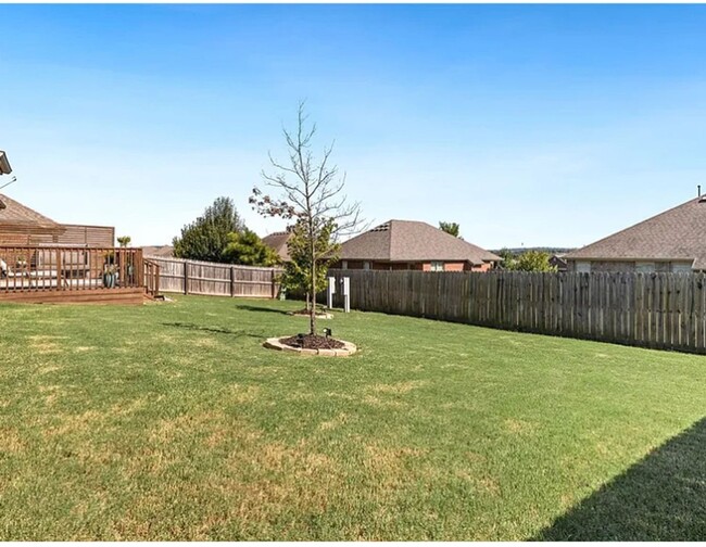 Building Photo - Fabulous Three Bedroom Home With Curb Appe...